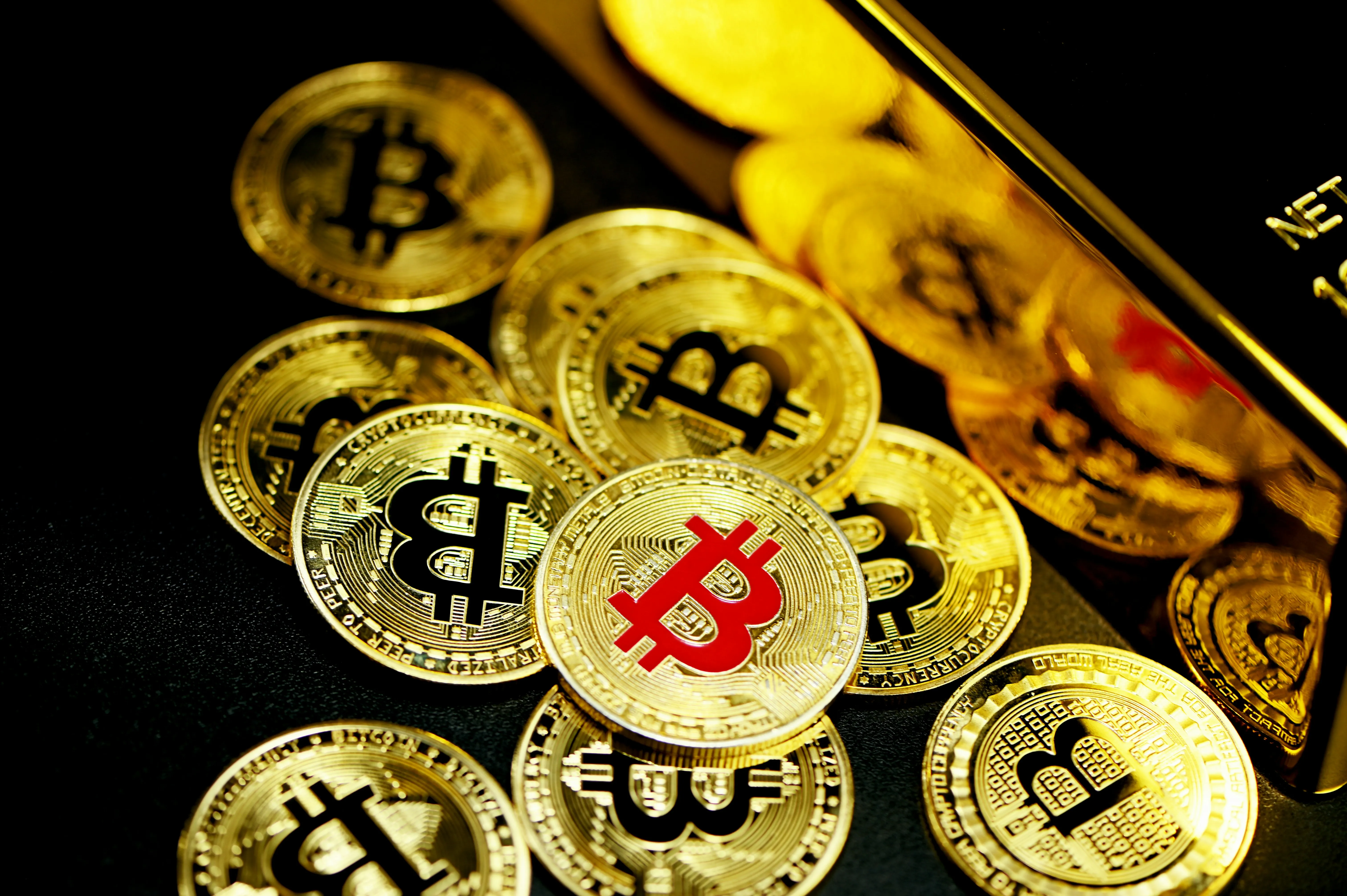 Dealer người thật đang chia bài Baccarat